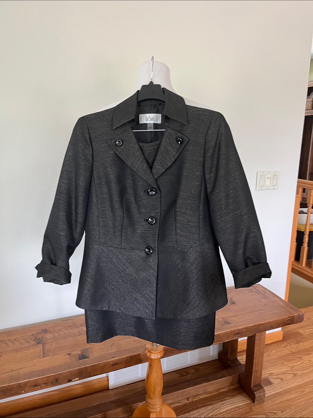 Le Suit Women's Black  Blazer Jacket and skirt set NWT. SIZE 4